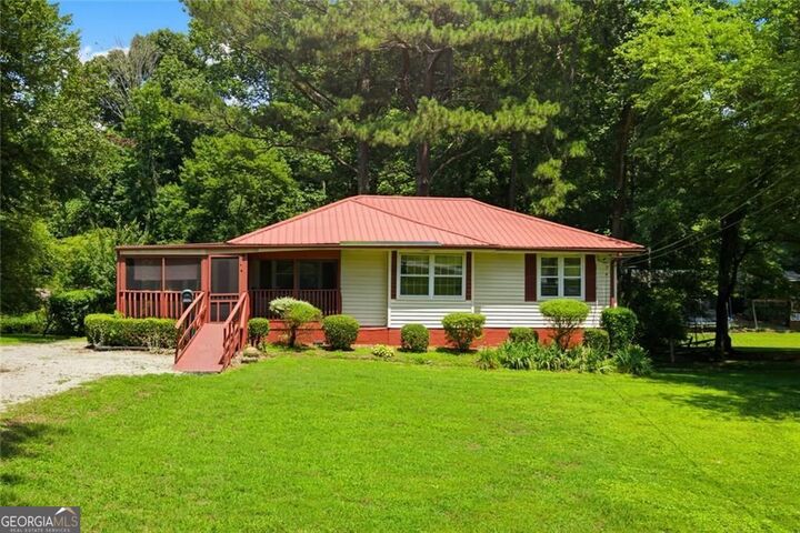 Property Photo: 425 Brandywine Court GA 30004