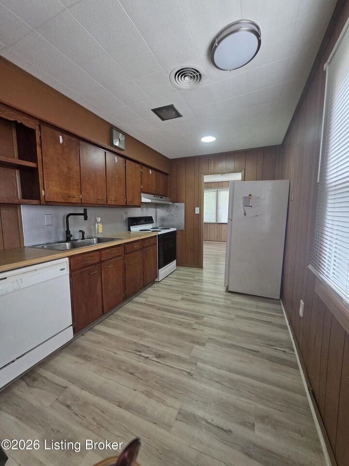 Property Photo: 226 Granvil Dr KY 40218