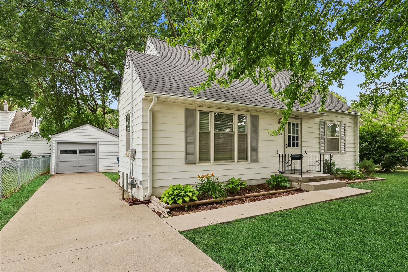 Property Photo:  2006 50th Street  IA 50310 
