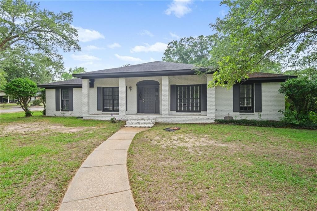 Property Photo: 424 Hounds Run W AL 36608