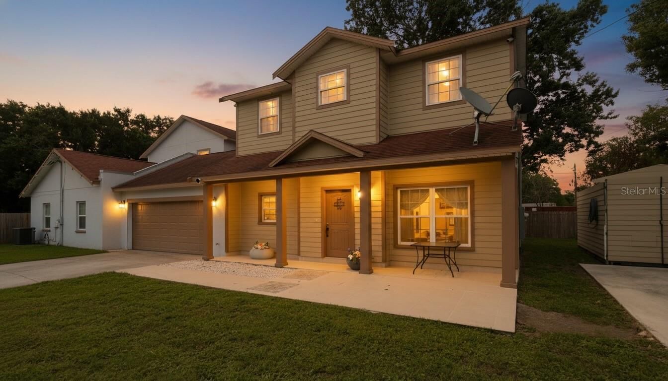 Property Photo:  402 E Maple Street  FL 34787 