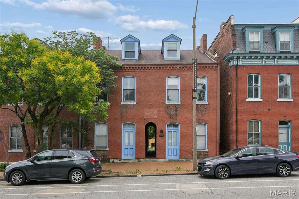 Property Photo:  906 Russell Boulevard  MO 63104 