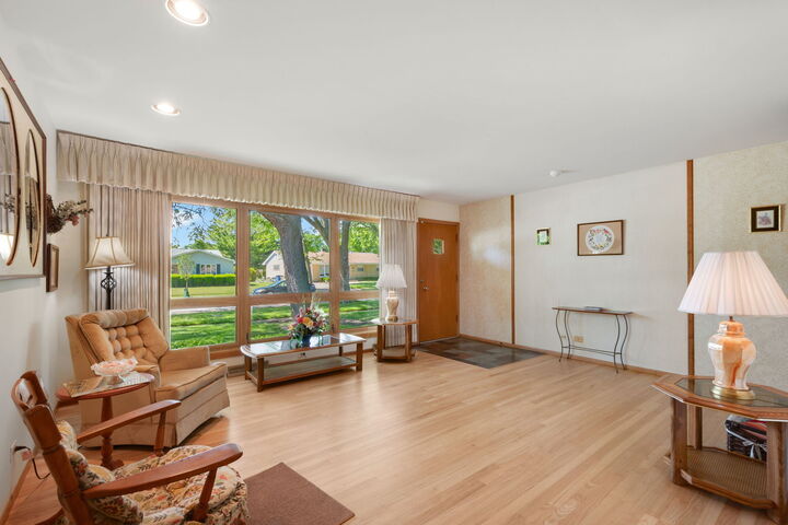 Property Photo:  472 W Walnut Avenue  IL 60016 