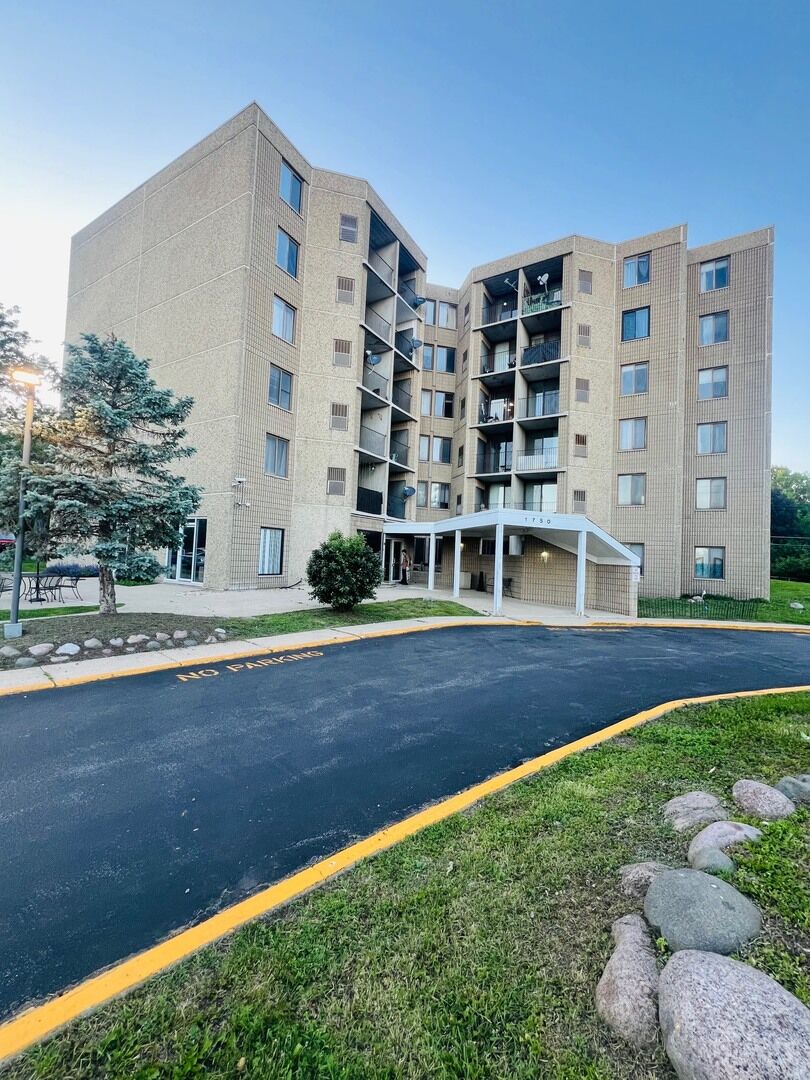 Property Photo: 1750 N Marywood Avenue 402 IL 60505