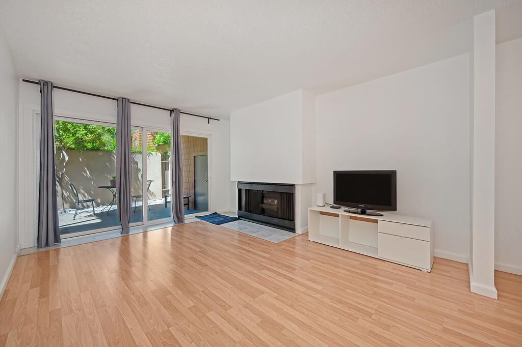 Property Photo: 724 Woodside Lane East 6 CA 95825