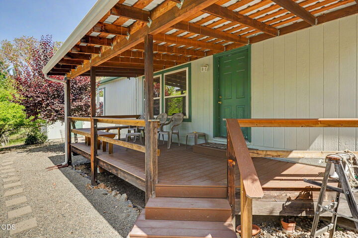Property Photo: 5121 Cloverlawn Drive OR 97527