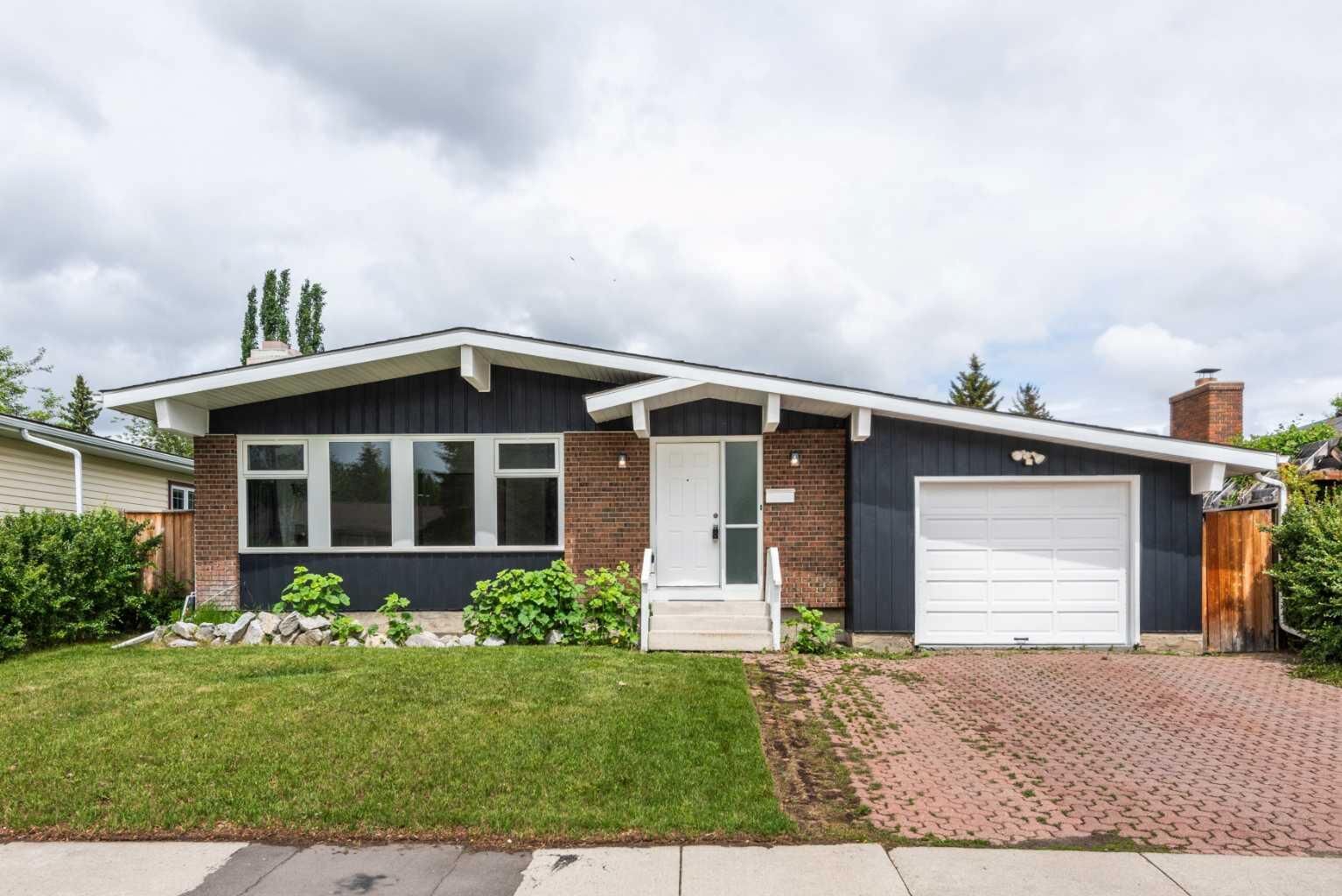 Property Photo: 660 Queen Charlotte Drive SE AB T2J 4T6