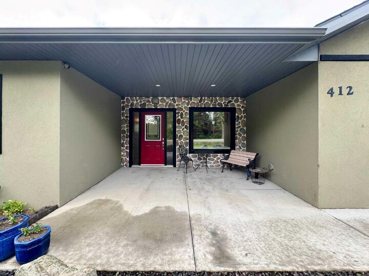 Property Photo: 412 Queen Avenue AB T0L 1M0