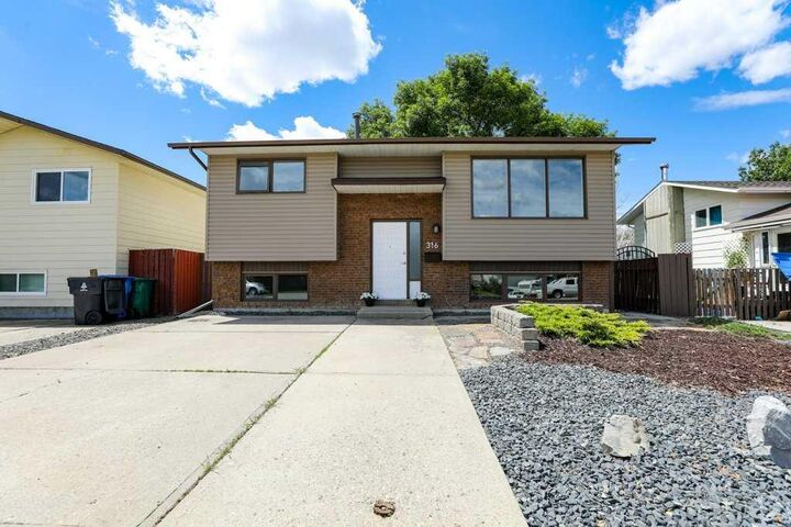 Property Photo:  316 Leaside Avenue S  AB T1J 4J2 
