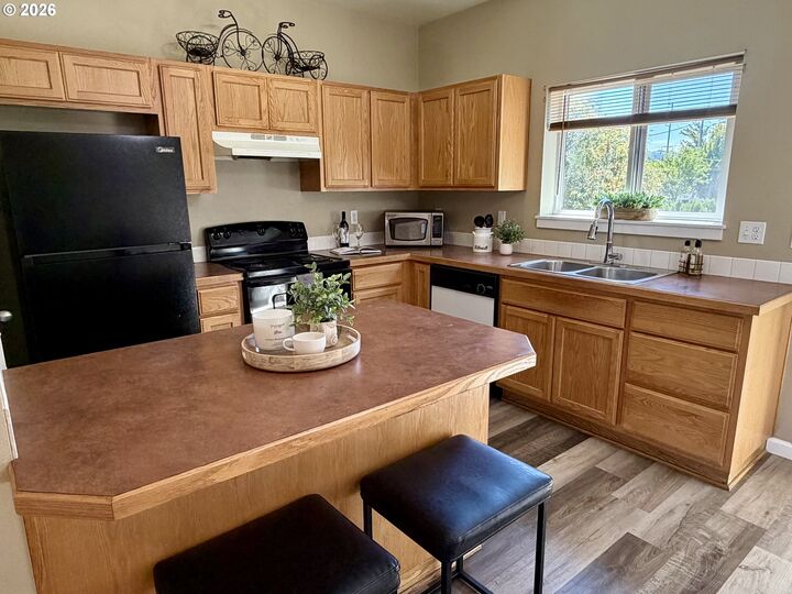 Property Photo: 695 SE 197th Ave OR 97233
