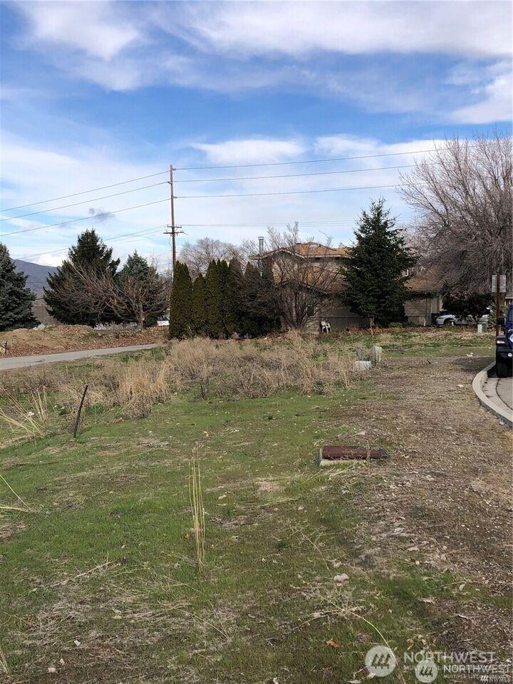 Property Photo: 1084 Corum Circle WA 98802