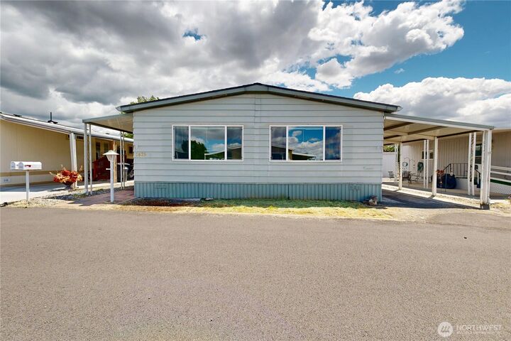 Property Photo: 1425 Emerald Street WA 99362