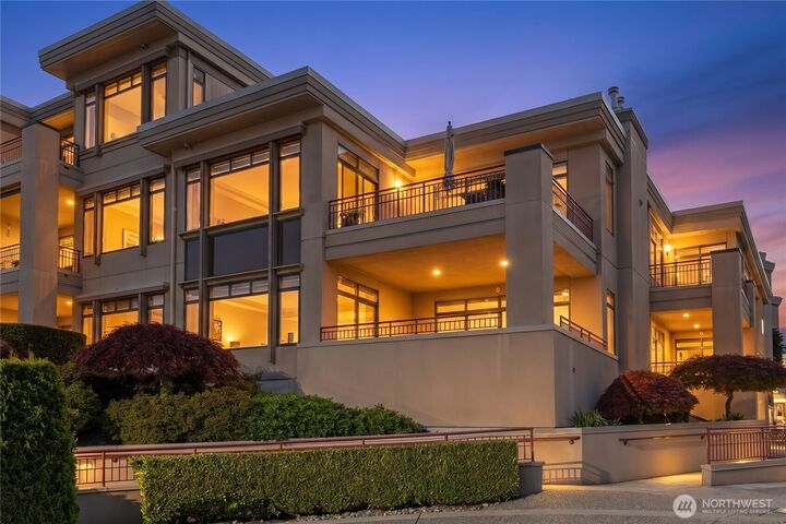 Property Photo:  528  Lake Street S A101  WA 98033 