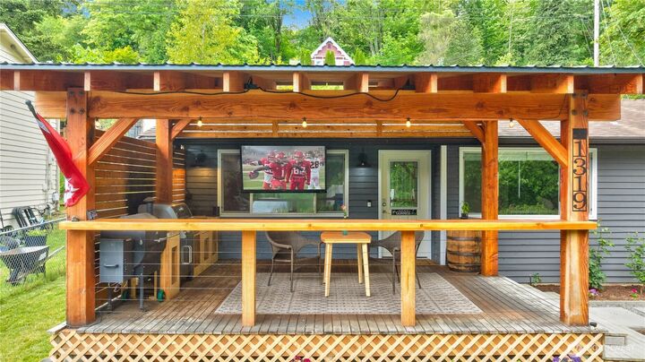 Property Photo: 1319 Maple Avenue WA 98290
