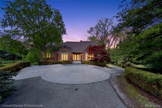 Property Photo: 2076 Shore Hill Court MI 48323