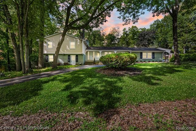 Property Photo:  745 Hawthorne Drive  MI 48304 