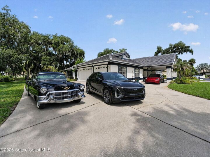 Property Photo: 802 Florencia Circle FL 32780