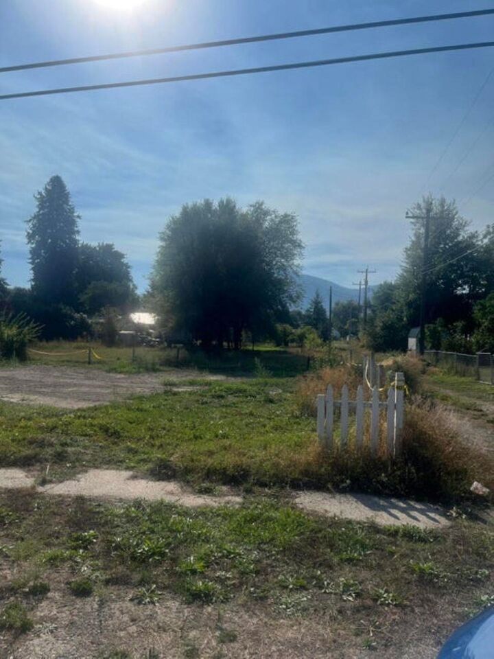 Property Photo:  150 E 8th Ave  WA 99141 
