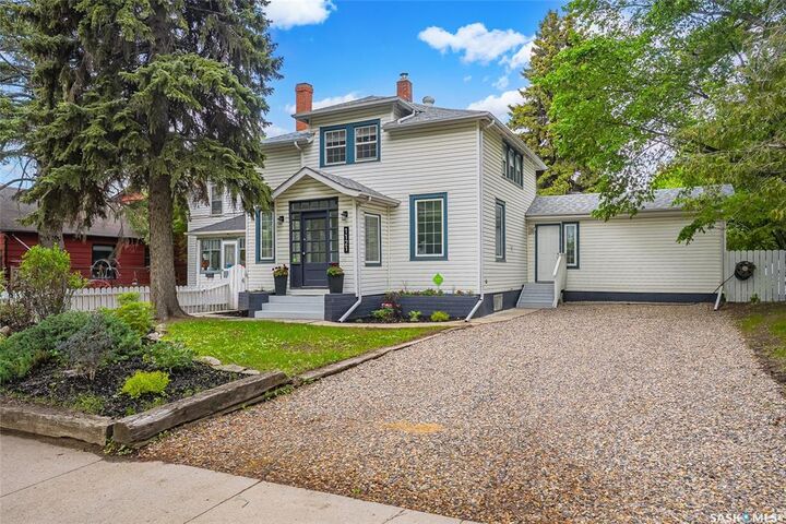 Property Photo: 1121 B Avenue N SK S7L 1G2