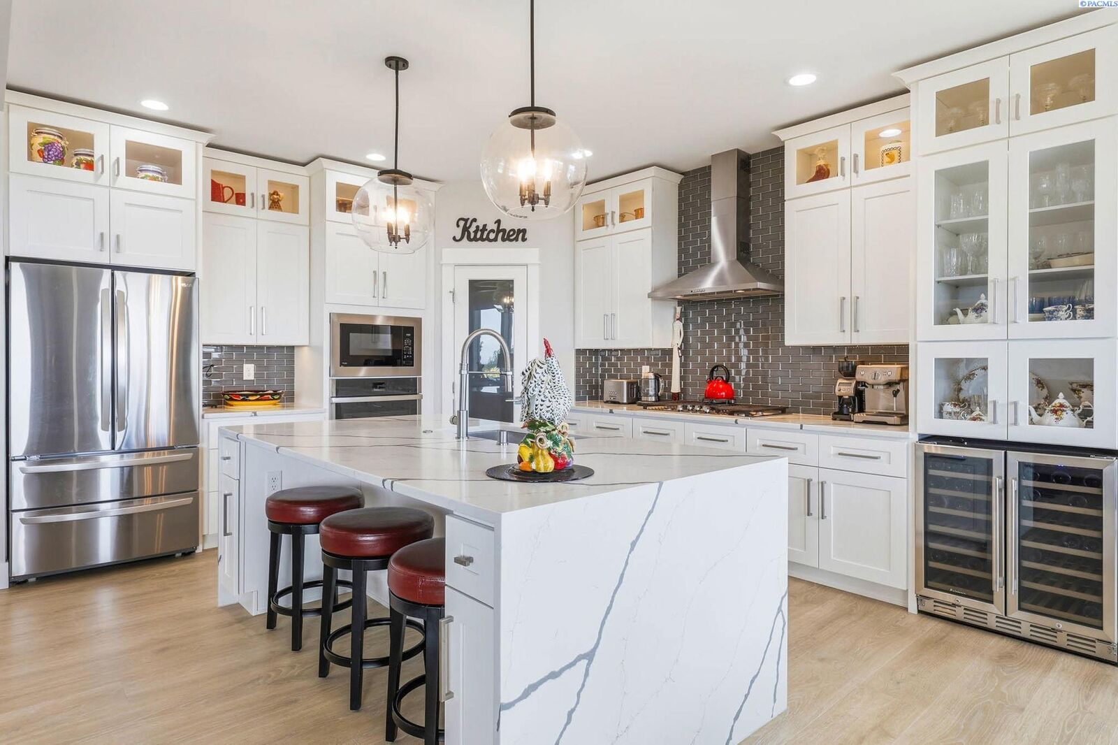 Property Photo:  1846 Somers Ln  WA 99352 