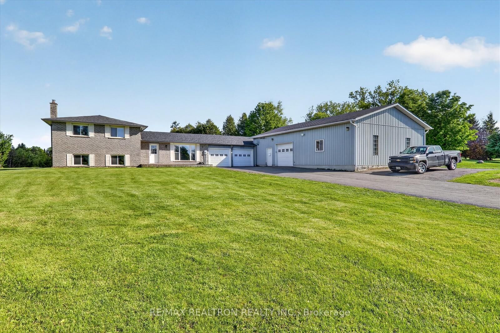 Property Photo: 20 Valley View Drive ON L0A 1L0