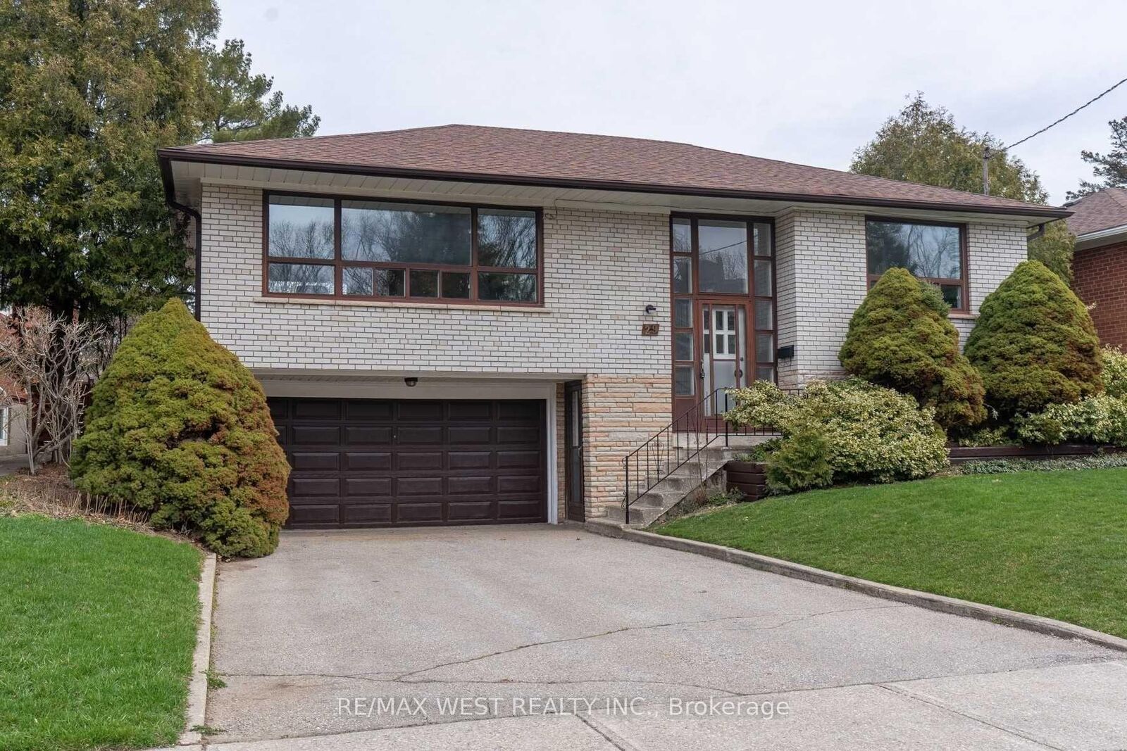 Property Photo: 29 Fulwell Crescent ON M3J 1Y4