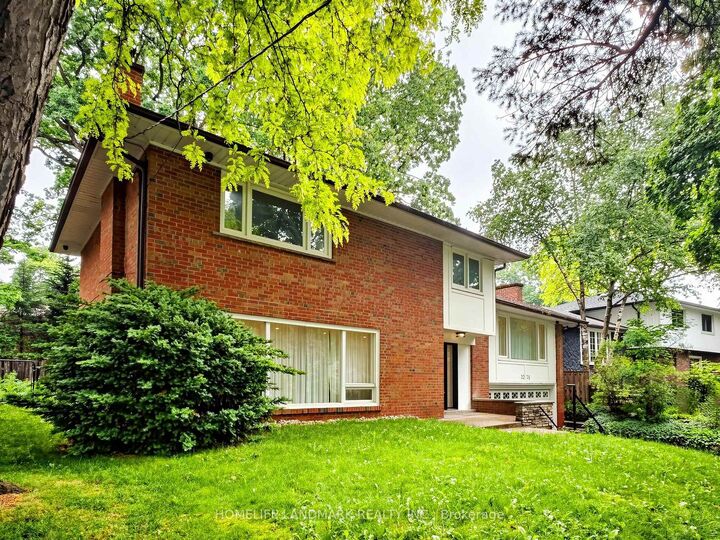 Property Photo: 3275 Credit Heights Drive ON L5C 2L8