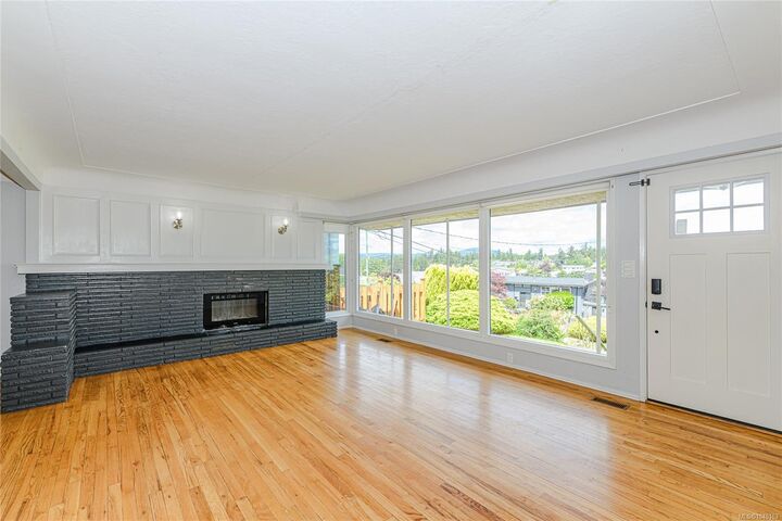 585 Baker St — photo 1