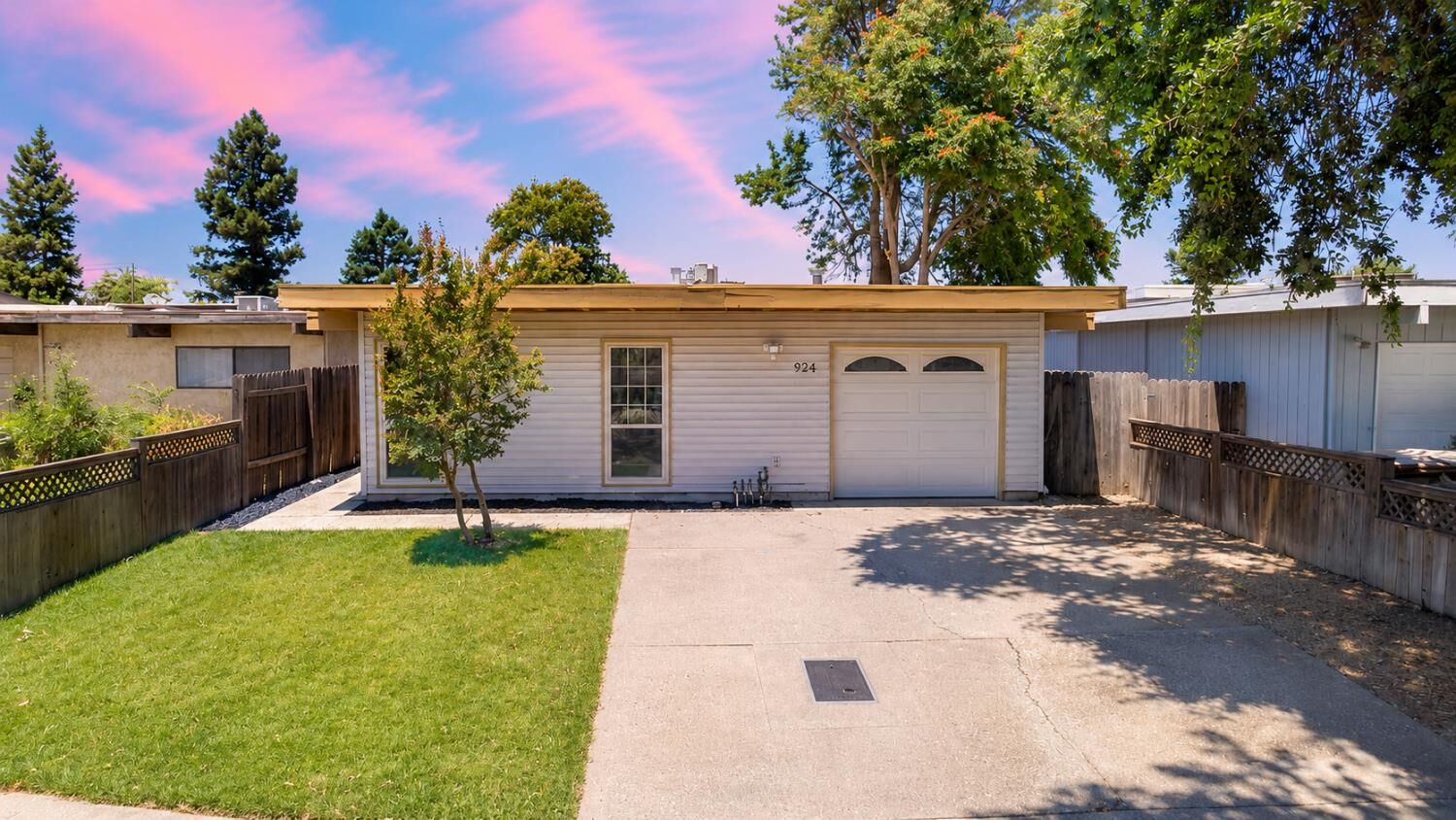 Property Photo: 924 Del Oro Place CA 95695