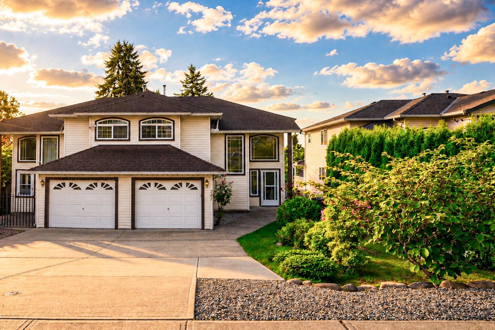 Property Photo: 962 Delestre Avenue BC V3K 2G6
