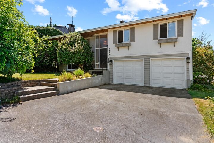 1594 Elinor Crescent — photo 1