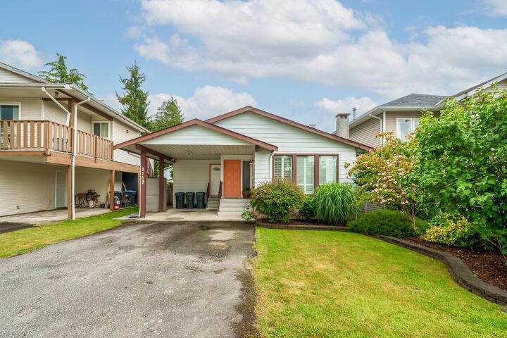 3162 Oxford Street — photo 1