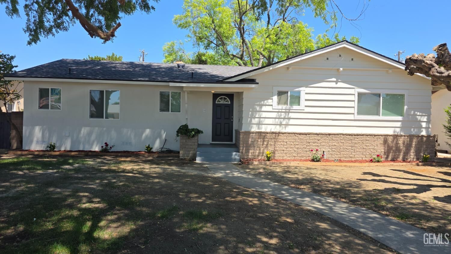 Property Photo: 1102 Cypress Avenue CA 93280