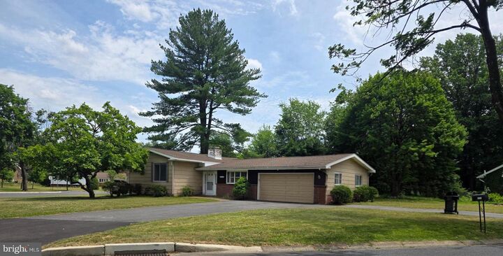 Property Photo: 1611 Mark Twain Cir PA 18017