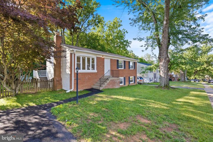 Property Photo: 13907 Lynhurst Drive VA 22193