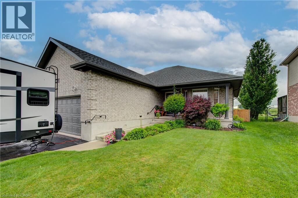 Property Photo:  32 Applewood Street  ON N0J 1S0 
