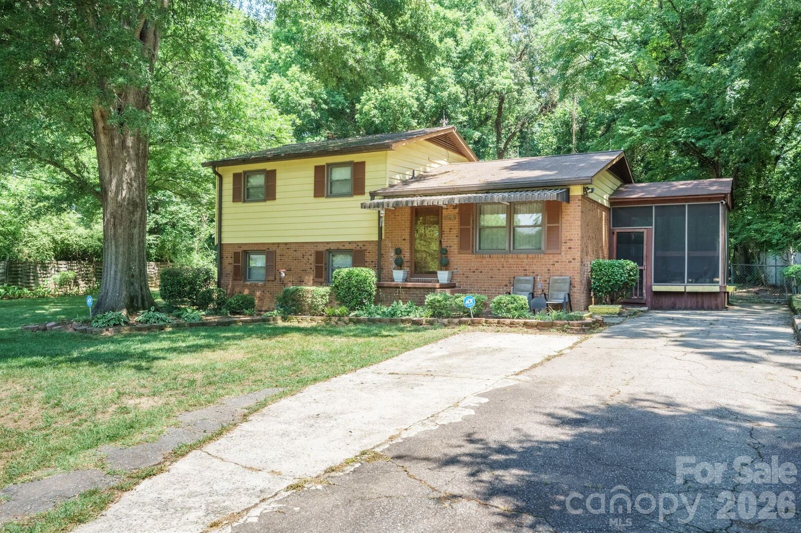 Property Photo: 1505 Kingston Drive NC 28083