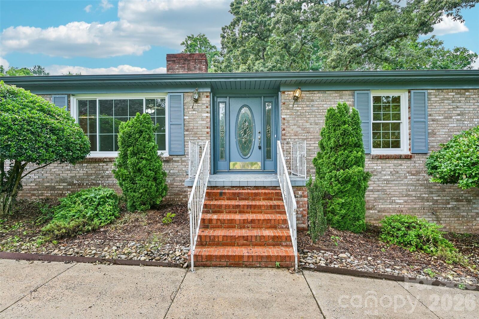Property Photo: 1621 N Oak Drive NC 28150