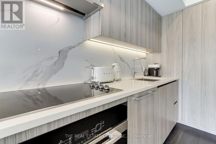 Property Photo: 1 Concord Cityplace Way ON M5V 0X3