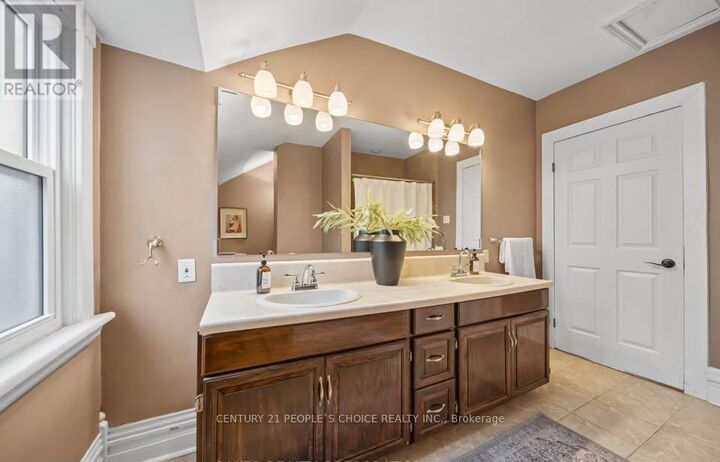 Property Photo:  28 Mount Pleasant Avenue  ON N6H 1C9 