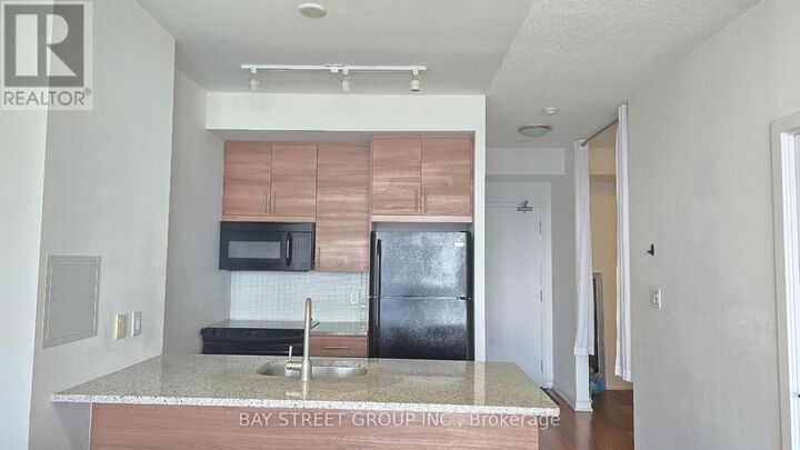 Property Photo:  70 Forest Manor Road 2703  ON M2J 0A9 