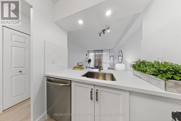 Property Photo:  736 Bay Street 1601  ON M5G 2M4 