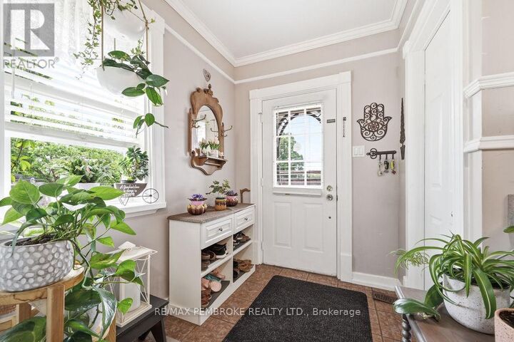 Property Photo: 558 Mackay Street ON K8A 1E6