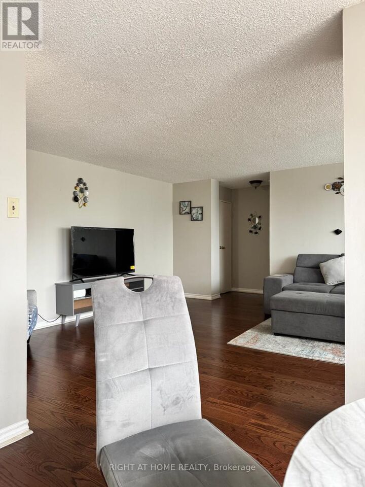 Property Photo: 3700 Kaneff Crescent 802 ON L5A 4B8