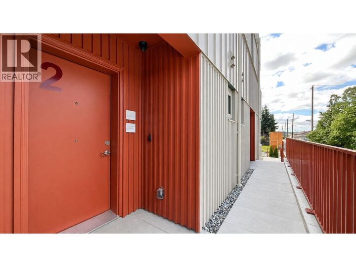 Property Photo:  2915 East 5th Avenue 2  BC V5M 1N6 