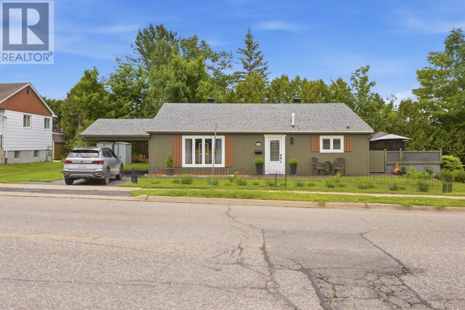 Property Photo:  205 Hillside Dr S  ON P5A 1N4 