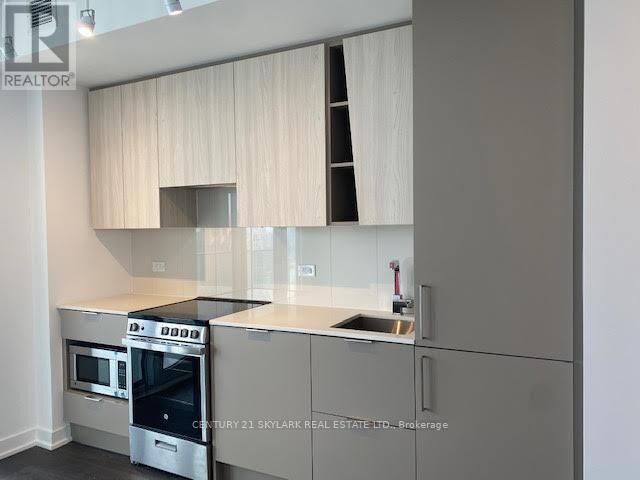 Property Photo:  3900 Confederation Parkway  ON L5B 0M3 