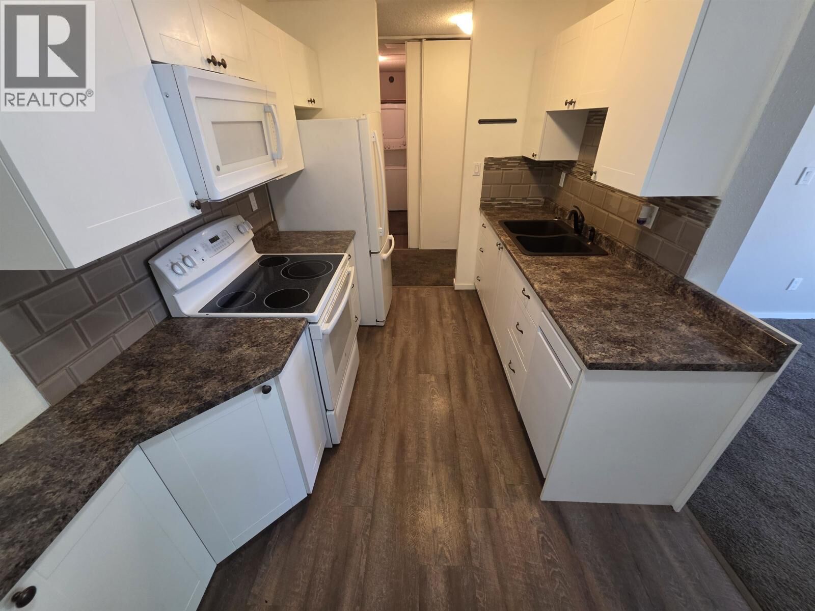 Property Photo: 2607 Pear Street 2203 BC V8G 4V5