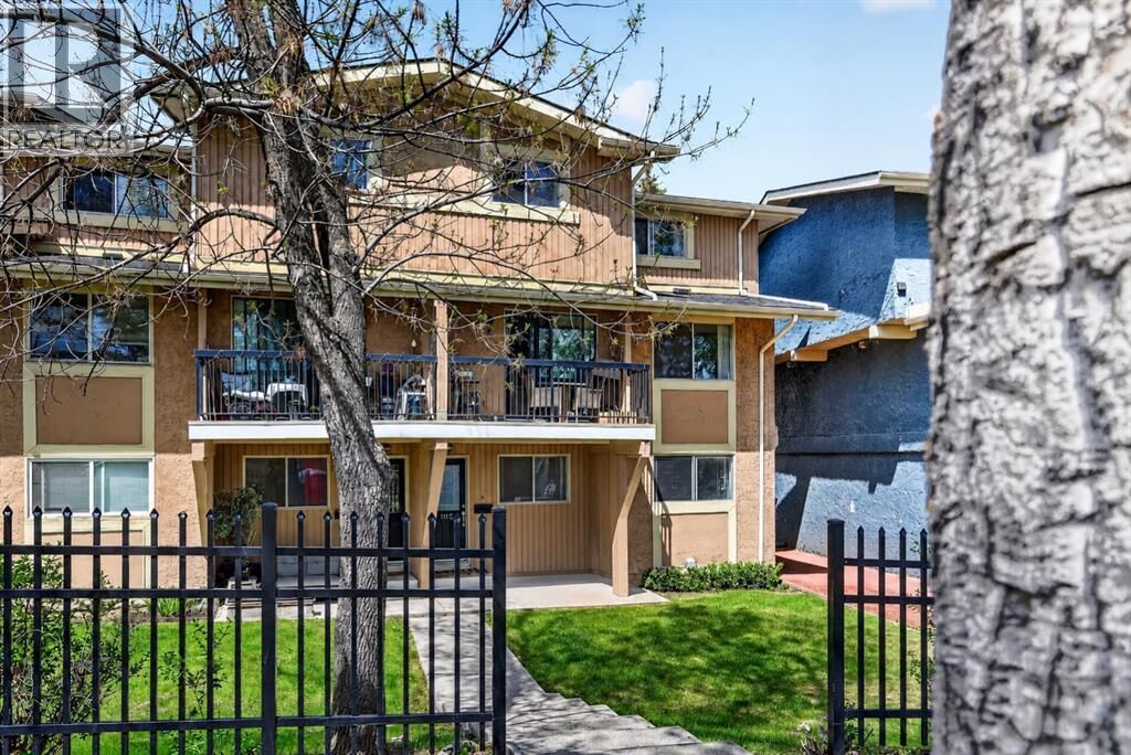 Property Photo: 2200 Woodview Drive Southwest AB T2W 3N6