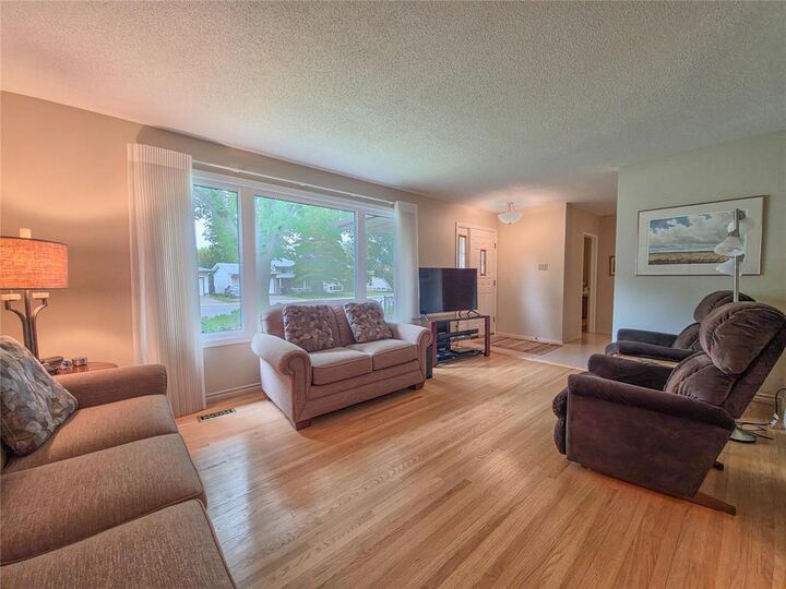 Property Photo: 41 Garwood Drive MB R7A 2K6